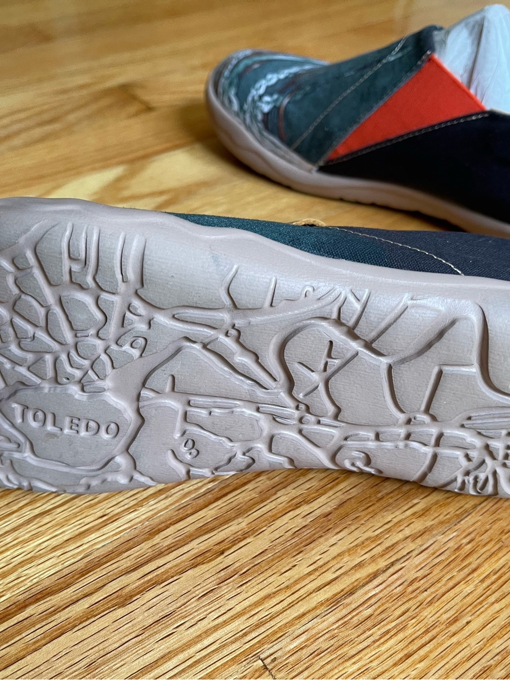 UIN Women's Slip-On Canvas Shoes in Dark Gray with Cream/Brown Artistic Print - Picture 4 of 6